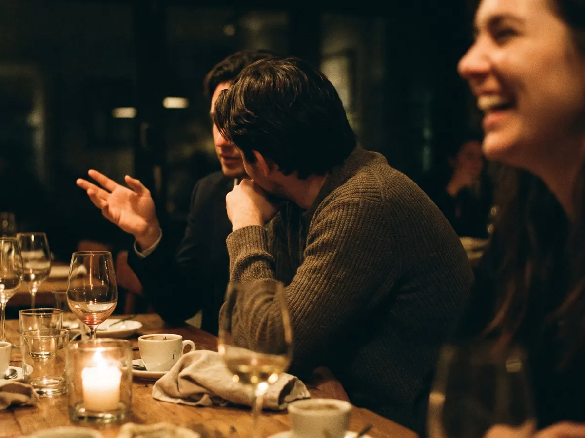 Gespräche am Tisch bei einem gemeinsamen Abendessen