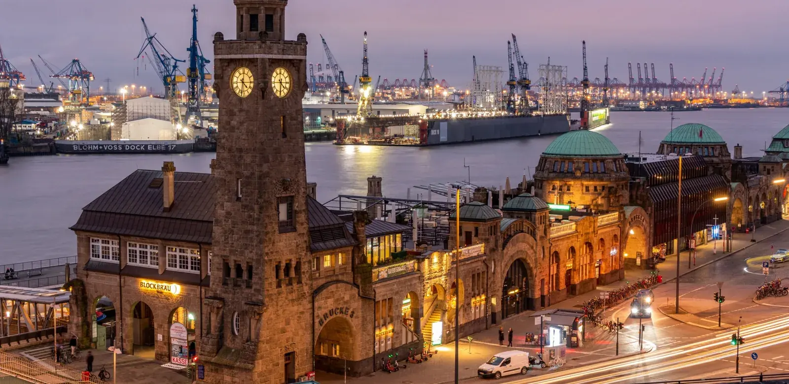 Hamburger Hafen und Landungsbr&uuml;cken zur blauen Stunde