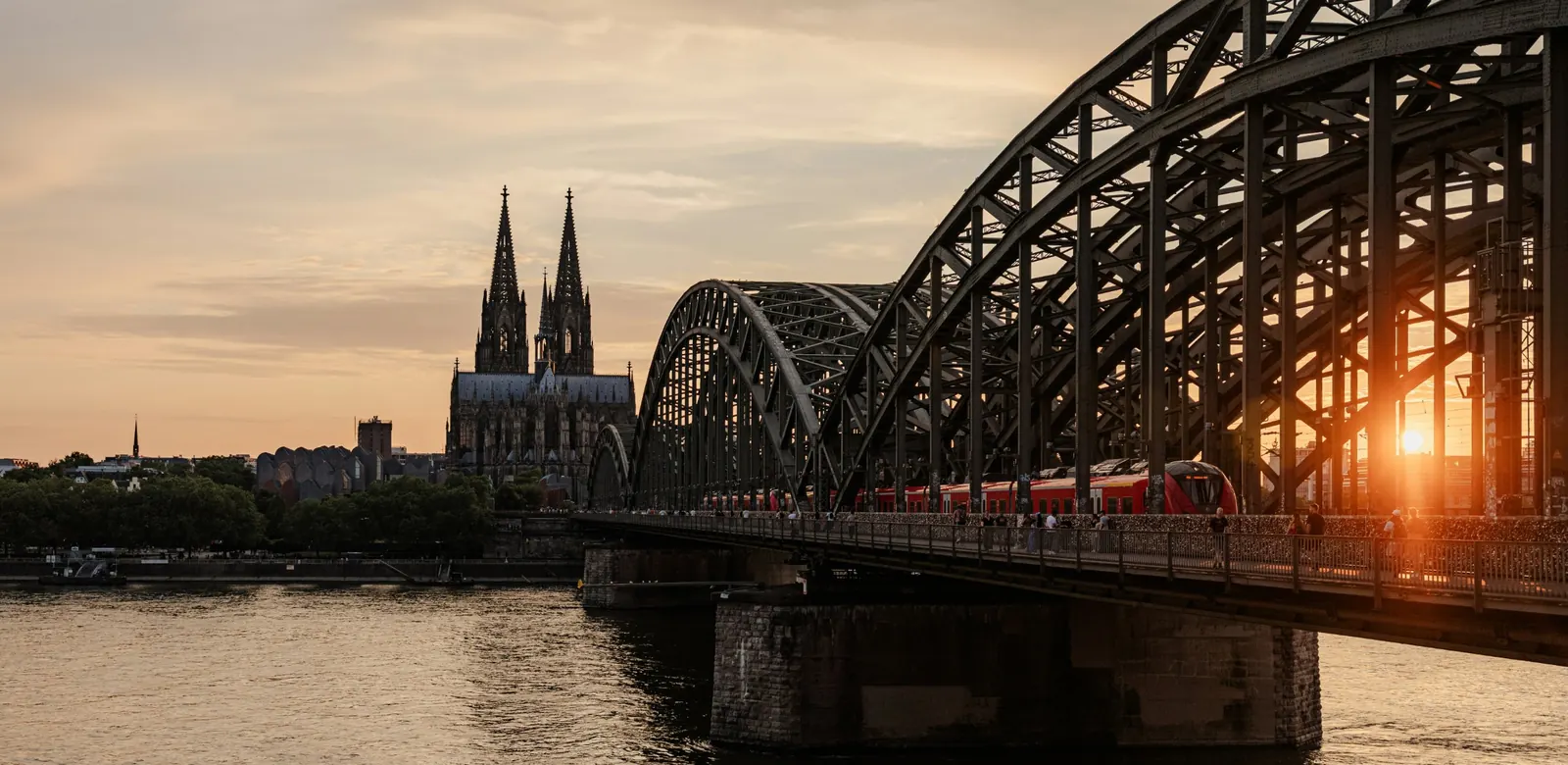 K&ouml;lner Dom und Hohenzollernbr&uuml;cke bei Sonnenuntergang