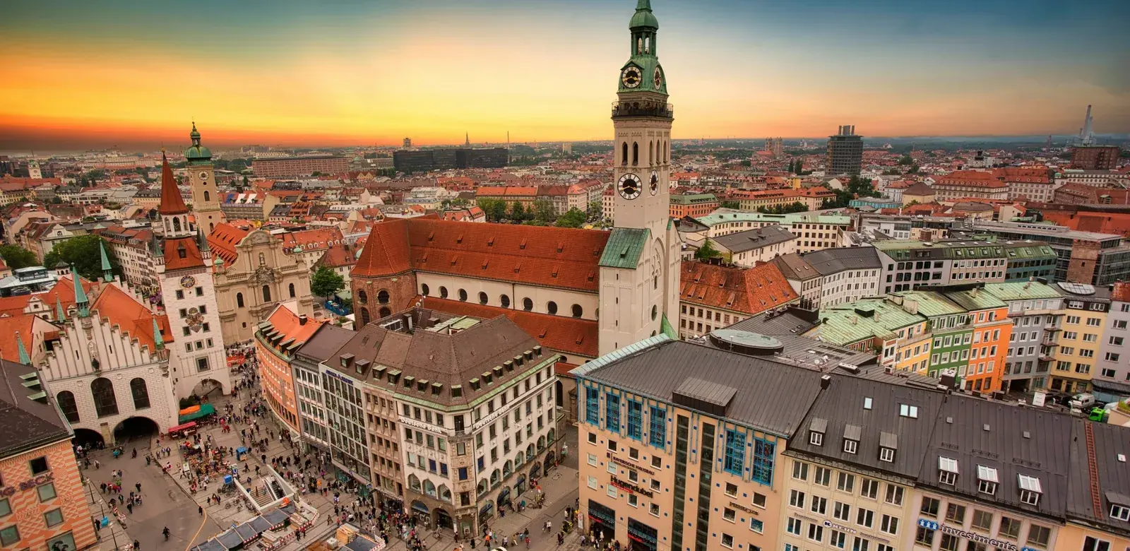M&uuml;nchner Altstadt mit Frauenkirche bei Sonnenuntergang